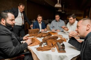 master klass po sigaram kubinskiy torsedor 1 This image highlights the professional working setup of Don Ramon, a Cuban torcedor, showcasing traditional cigar rolling tools, premium tobacco leaves, and an elegant table arrangement prepared for a luxury event in Dubai. The refined presentation emphasizes authenticity, craftsmanship, and attention to detail, making it a perfect choice for high-end cigar shows, cigar corners, and exclusive events in the UAE.